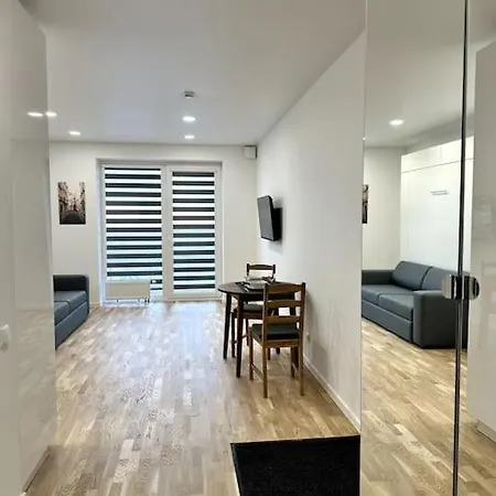 Wolfie Apartment, Center